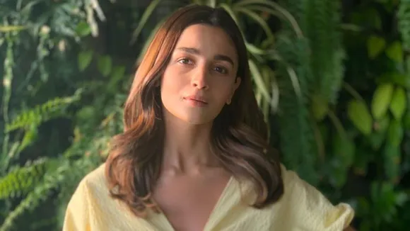 Watch VIDEO: Alia Bhatt Turns Teacher To Paparazzi, Tells Them To Keep Quiet