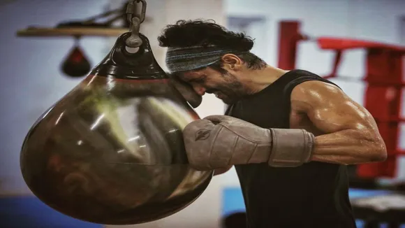 No Pain No Gain; Farhan Akhtar Suffers Arm Fracture During Toofan Shoot