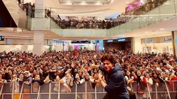 Shah Rukh Khan Hits 39 Million Followers On Twitter; Becomes Most Followed Indian Actor
