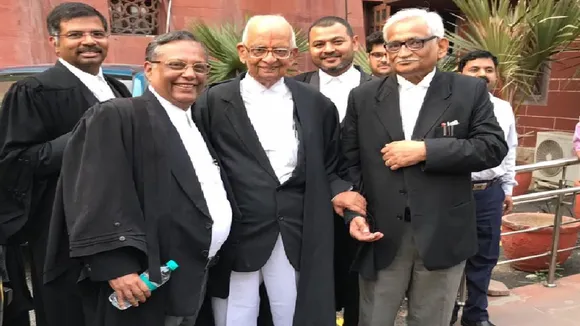 Lawyers Representing Hindu-Muslim Sides In Ayodhya Case Come Together For Photo