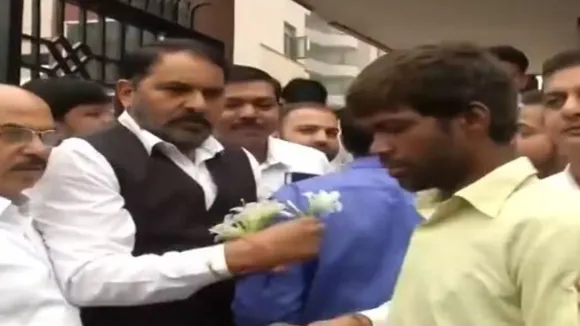 Watch: Lawyers Offer Flowers To Public At Saket Court As Protests Continue
