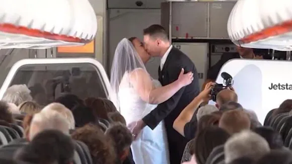 Love Is In Air! New Zealand Woman And Australian Man Exchange Vows 34,000 Feet In Flight; Watch Video