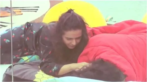 Bigg Boss 13: Madhurima Tuli Kisses Vishal Aditya Singh; Is Patch-Up On Cards? 