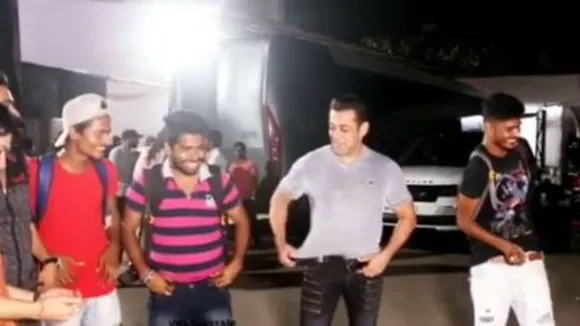 Watch: Salman Khan Recreates Munna Badnaam Hua Hook Step With Paparazzi And We're Sweating 