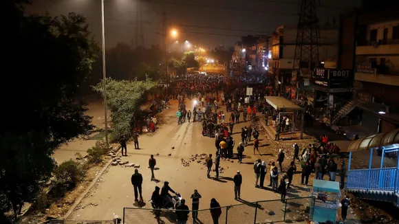 'Bachchon, Beta Aap Patthar Nahi Maarein': How Senior Cop Tried To Pacify Jamia Students â€“ Watch Video