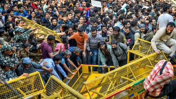 JNU Says Students Ransacked Server Room, JNUSU Claims 'Masked' Security Guards Attacked Them