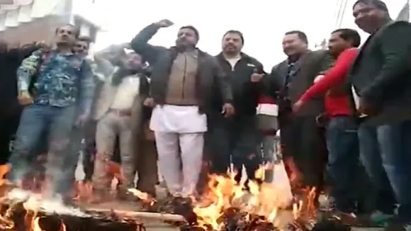 Shiv Sena Workers Burn Effigy Of Imran Khan Over Gurdwara Attack