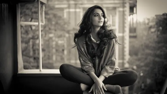 sonam kapoor b w