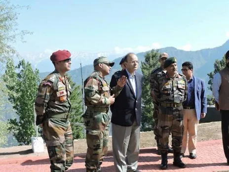 Defence Minister Arun Jaitley in Kashmir asks Army to give befitting reply to any misadventure by Pakistan