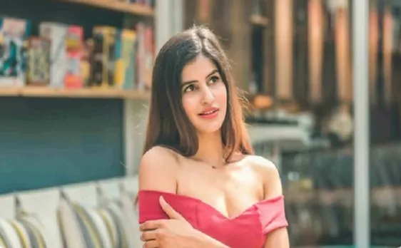Sizzling pics of â€˜Bom Diggy Diggyâ€™ girl will leave you stunned