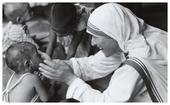 Rare Pictures Of Mother Teresa With The Sick And Needy