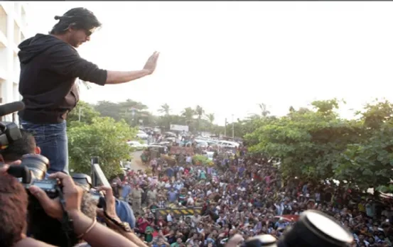 Shah Rukh Khanâ€™s Fans Gather At Mannat To Wish Him On His Birthday