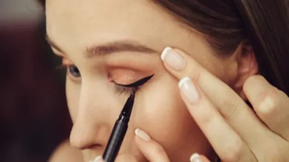 How to apply eyeliner
