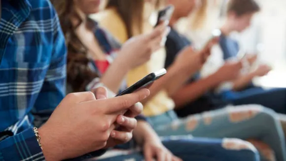 Who uses smartphones more
