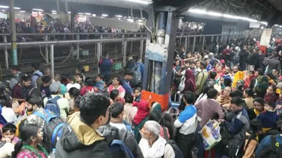 delhi railway crowd