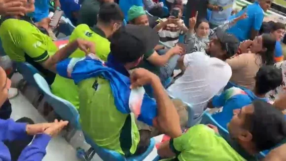 pakistan-fan-switch-to-india-jersey when pakistan getting losing match against india video viral on social media