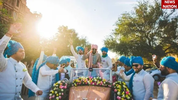 रोल्स रॉयस घोस्ट एक लग्जरी कार है जो वेडिंग के लिए परफेक्ट चॉइस हो सकती है. इसके अंदर का इंटीरियर, आइकॉनिक डिज़ाइन बेहतरीन है. 