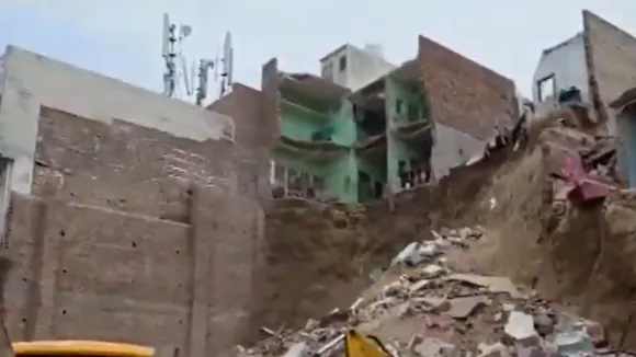 Many Houses collapsed and landslide in mathura news in hindi