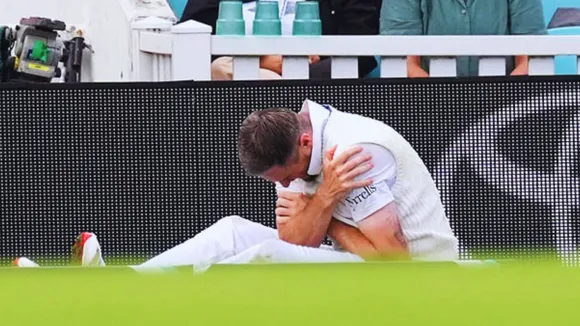 huge blow for england as 36 years old pacer suffers a shoulder injury during the 5th test