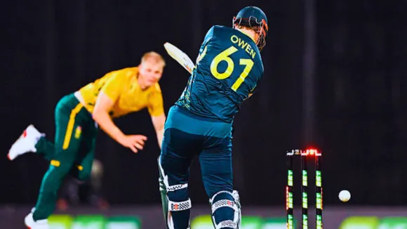 Bizarre incident in AUS vs SA 2nd t20 ball hit owens stumps yet he remained not out