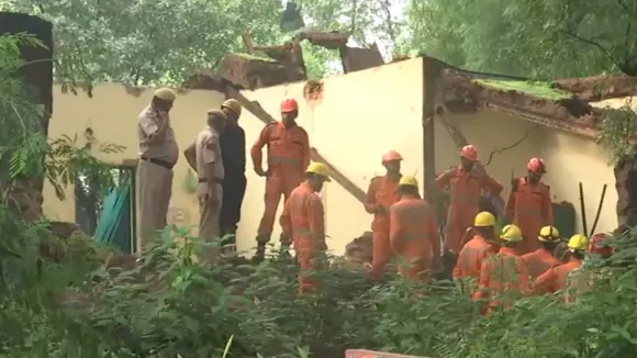 Delhi Dargah Wall Collapsed today in Nizamuddin Dargah Sharif Patte Shah