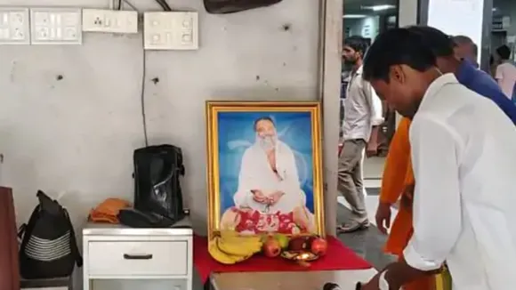 Gujarat Surat Doctors praying in front of Asaram