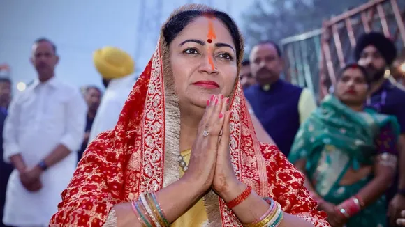 CM Rekha Gupta offer Sacred Water to Sun Celebrates Chhath Puja