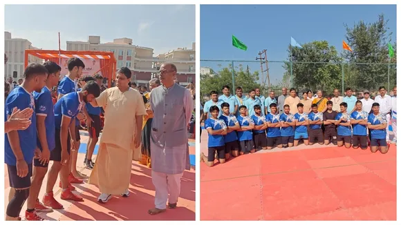 पतंजलि योगपीठ के महामंत्री आचार्य बालकृष्ण खिलाड़ियों से परिचय के बाद उन्हें आशीर्वाद देते हुए. साथ में हैं भारतीय शिक्षा बोर्ड के कार्यकारी अध्यक्ष एनपी सिंह.