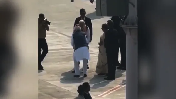CM Nitish touches pm modi feet