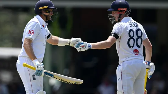 AUS vs ENG England score 384 runs in first inning of sydney test joe root score 160 runs