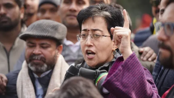 Aap Leaders Protest today in delhi for Air Pollution AQI Education etc