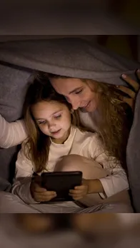kids watching smartphone