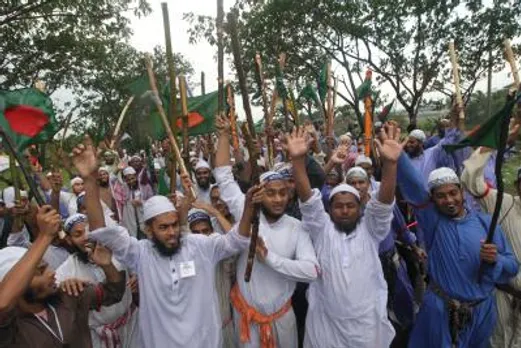 Islamists Battle Riot Police in Dhaka