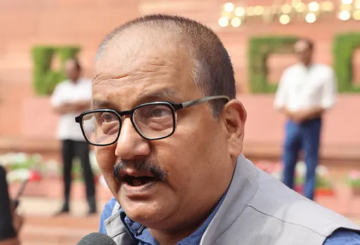 ‘दिनदहाड़े डकैती हो रही है’ चुनाव आयोग पर राजद सांसद मनोज झा का तंज