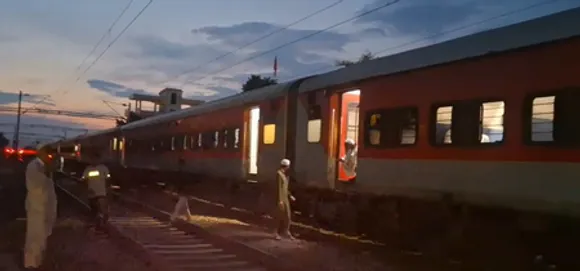 इटावा : आनंद बिहार से दरभंगा जाने वाली अमृत भारत ट्रेन में आग की सूचना से मचा हड़कंप