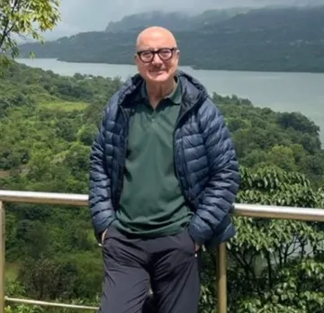 'तन्वी द ग्रेट' और 'कुछ भी हो सकता है' के लिए कोलकाता पहुंचे अनुपम खेर, साझा किया वीडियो