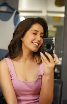 पिंक टॉप में राशि खन्ना का स्टाइलिश लुक, मिरर सेल्फी में दिखा खूबसूरत अंदाज