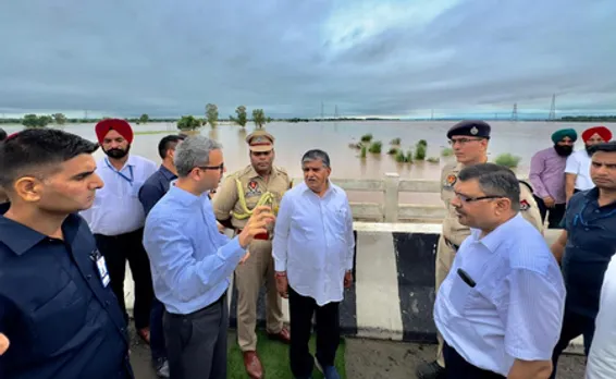 पंजाब: राज्यपाल गुलाब चंद कटारिया ने होशियारपुर के बाढ़ प्रभावित क्षेत्रों का किया दौरा