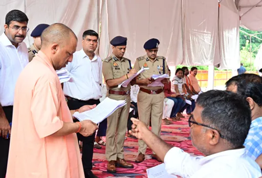 कब्जामुक्त कराएं जमीन, दबंगों को सिखाएं कानूनी सबक : मुख्यमंत्री योगी