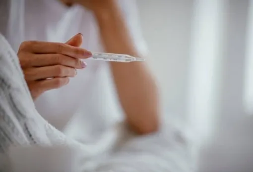 वायरल फीवर: मौसम बदलते ही पड़ जाते हैं बीमार? आयुर्वेद से जानें उपचार