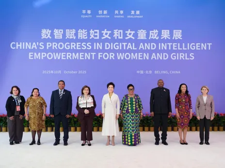 फेंग लियुआन ने प्रदर्शनी में भाग लिया