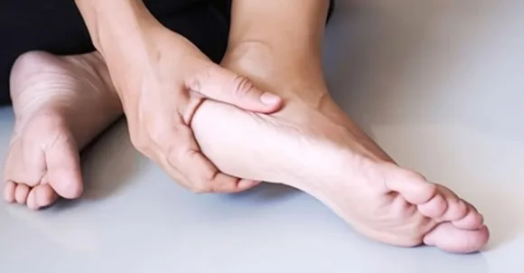 पैरों में दिखते हैं खराब ब्लड सर्कुलेशन के संकेत, जानिए कैसे पहचानें