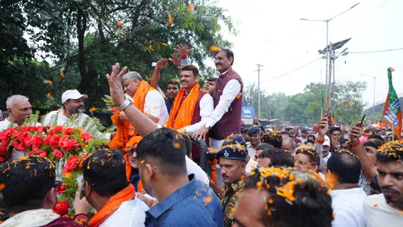 बिहार: भाजपा उम्मीदवार के नामांकन में पहुंचे महाराष्ट्र के सीएम देवेंद्र फडणवीस, एनडीए की सरकार बनने का किया दावा