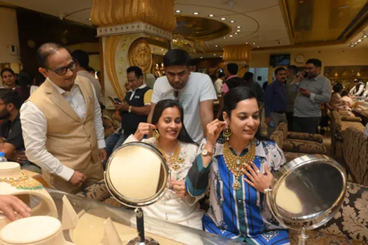 Jaipur: Women Buy Jewellery on Dhanteras