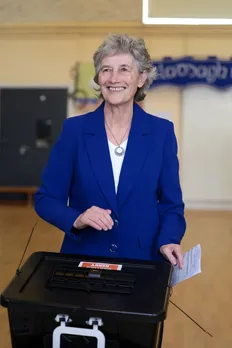 आयरलैंड में राष्ट्रपति चुनाव: 68 साल की कॉनॉली बड़ी जीत की ओर