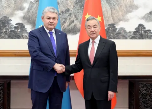 वांग यी ने कजाकिस्तान के विदेश मंत्री के साथ वार्ता की