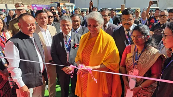 वित्त मंत्री निर्मला सीतारमण ने क्रेडिट आउटरीच प्रोग्राम में पूर्वोत्तर क्षेत्र में फैली 9 बैंक ब्रांच का उद्घाटन किया