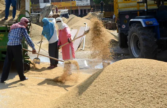 नए श्रम कानूनों से मजदूरों की आमदनी बढ़ेगी, महिलाएं सशक्त होंगी : स्थानीय कारोबारी