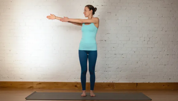 कटि चक्रासन: रीढ़ की हड्डी को मजबूत और लचीला बनाने का सबसे आसान तरीका