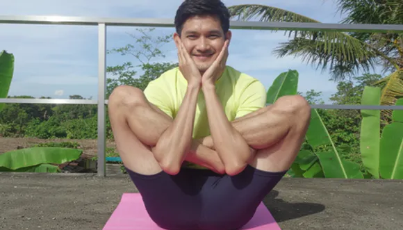 'गर्भासन' से मजबूत करें कलाई, कंधे और रीढ़ की हड्डी! जानें सही विधि